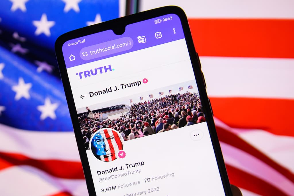 icon for Courts block Trump's $100,000 Truth Social early access plan by October 31?