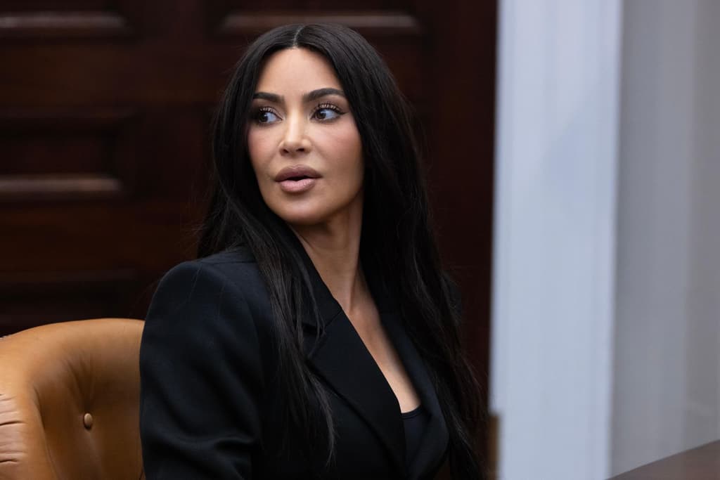 icon for Kim Kardashian announces passing the Bar Exam by 2027?